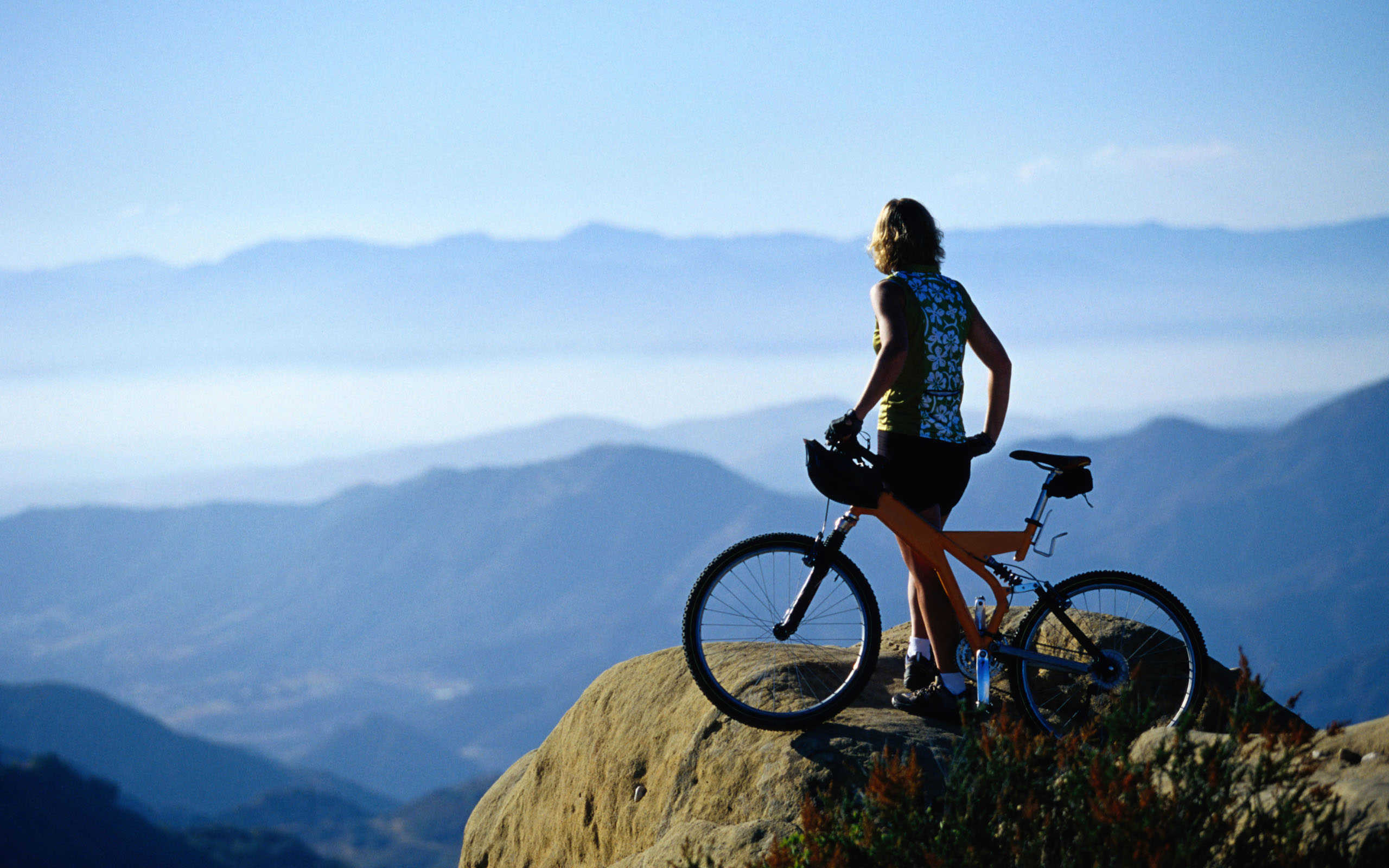 Велосипед со светом. Велосипед в горах. Велосипед на фоне гор. Человек на велосипеде. Девушка на велосипеде в горах.